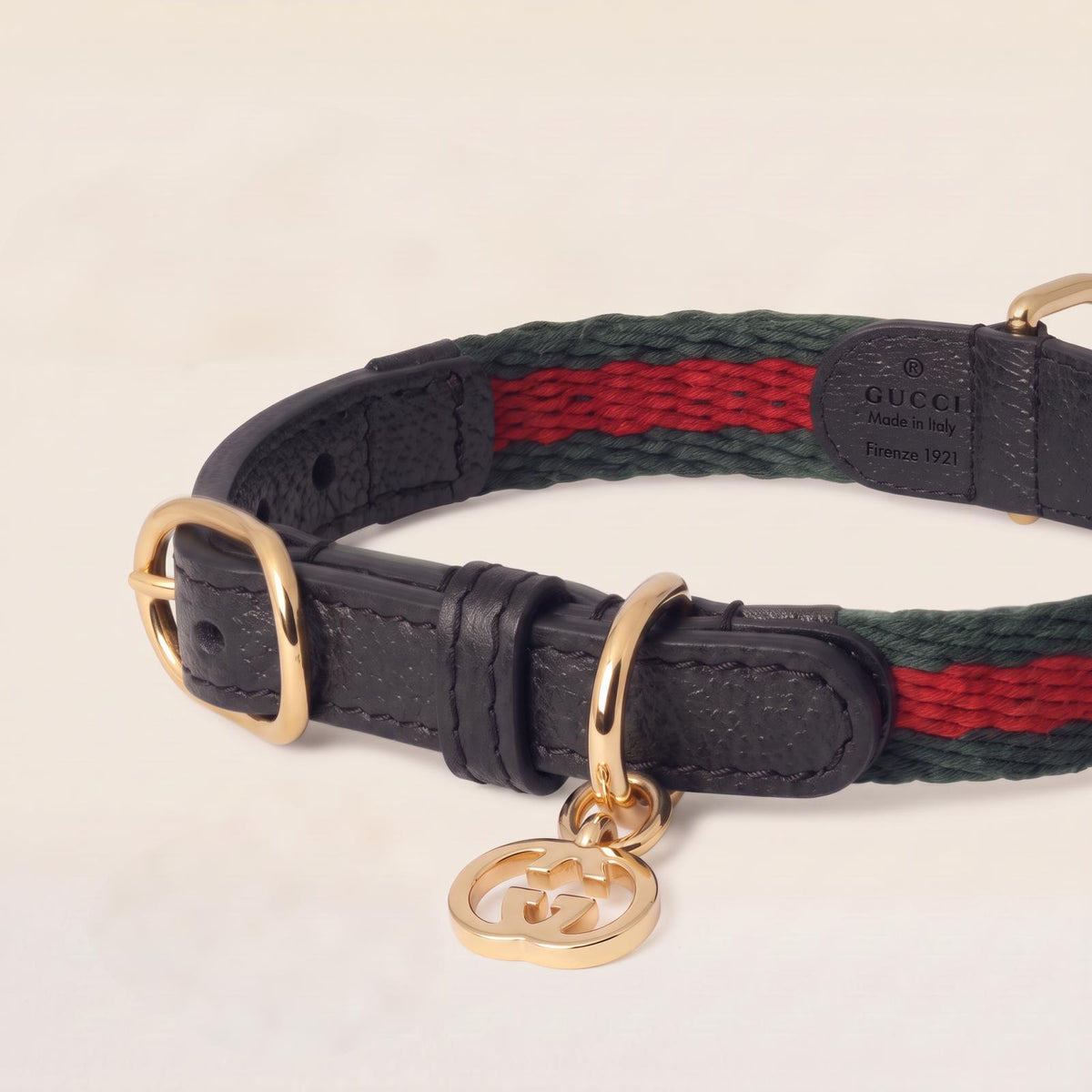 Collar rojo y verde con cuero negro – personalizado para tu mascota